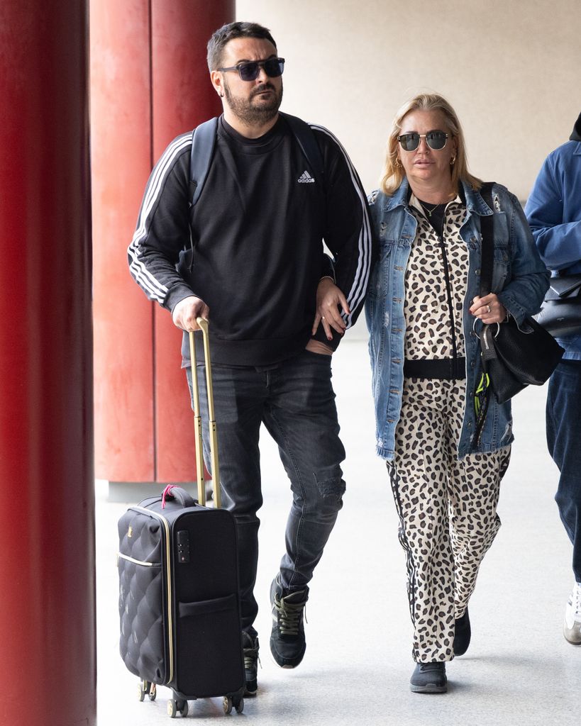 Belén Esteban llegando al hospital junto a su marido, Miguel Marcos