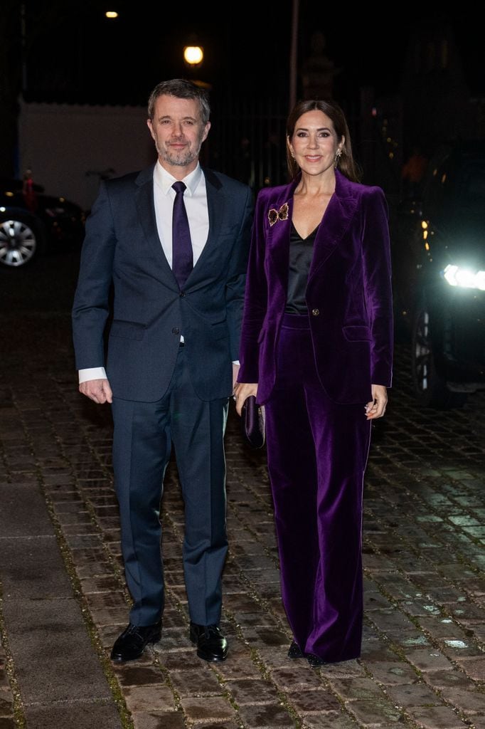 Mary de Dinamarca traje terciopelo morado cena