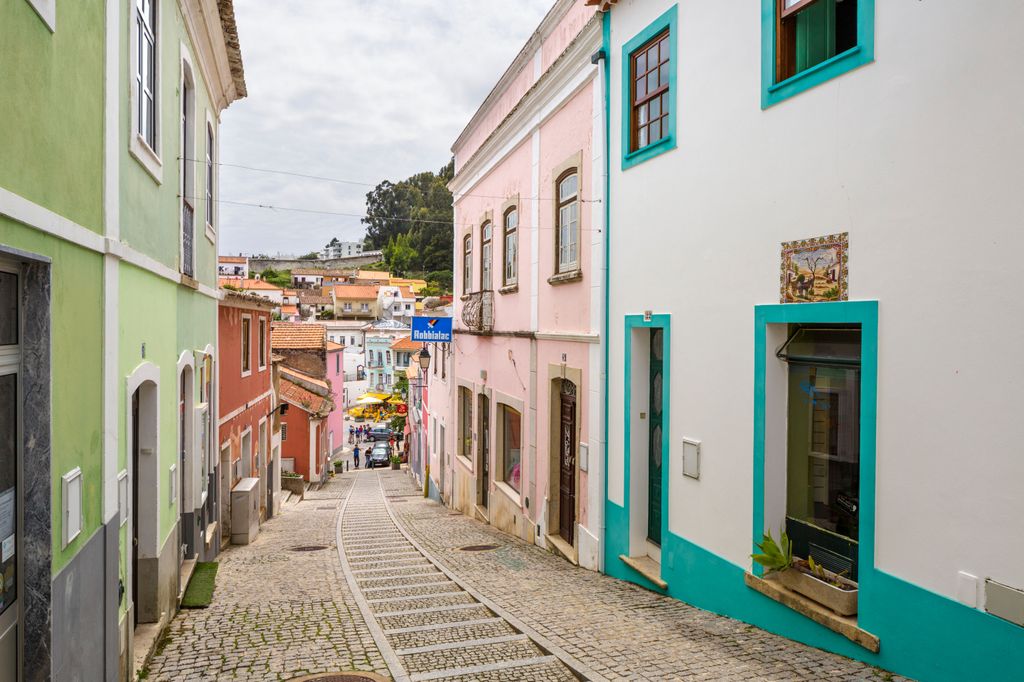 Calle en el centro de la ciudad de montaña de Monchique, Serra de Monchique, Algarve, Portugal