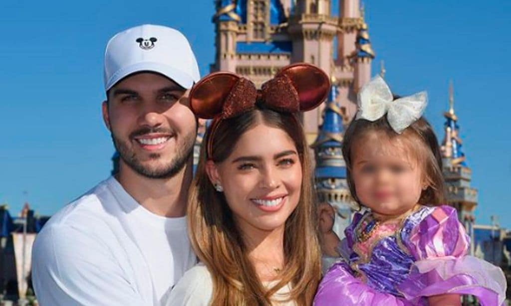 camila avella con su esposo e hija