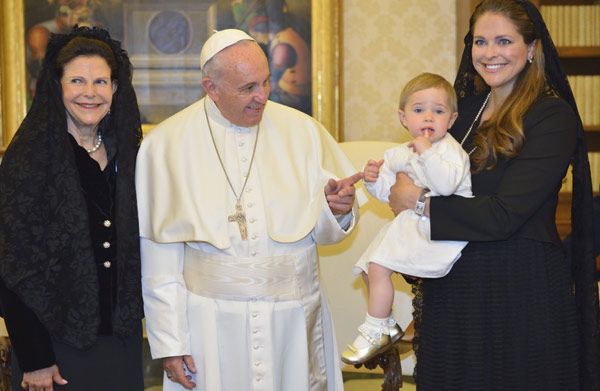 La reina Silvia y el Papa Francisco han tenido una reunión de veinte minutos para hablar de diversas cuestiones sobre la trata de seres humanos, caballo de batalla de ambos, tras lo cual han entrado al salón la princesa Magdalena con su marido y su hija, para estar presentes en la sesión de fotos
