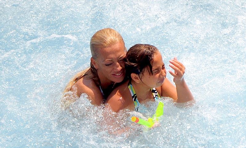 andrea janeiro en una piscina con belen esteban