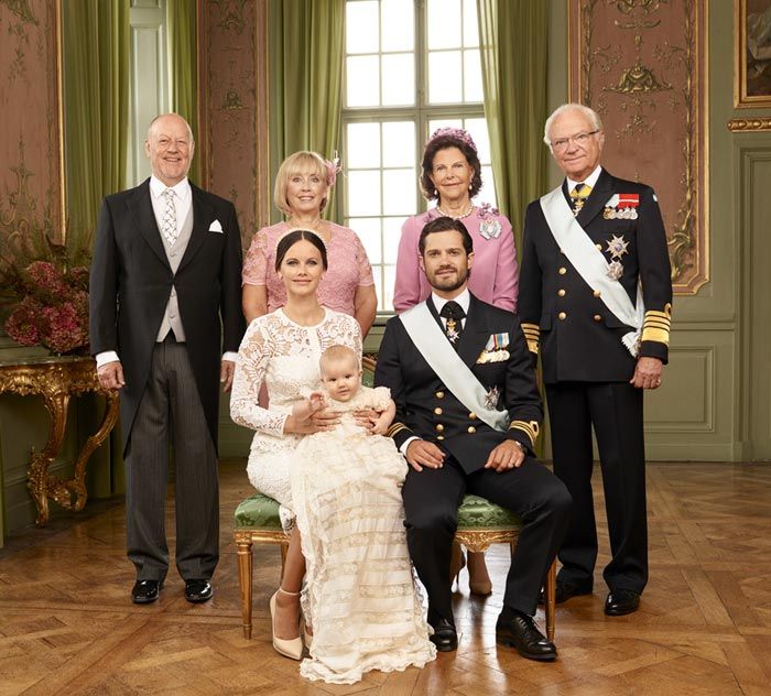 El príncipe Alexander, muy despierto como durante toda la ceremonia bautisml, posa a sus casi cinco meses erguido y sonriente junto a sus padres y sus abuelos, los reyes Carlos Gustavo y Silvia de Suecia y Marie y Erik Hellqvist Foto Mattias Edwall, Casa Real de Suecia
