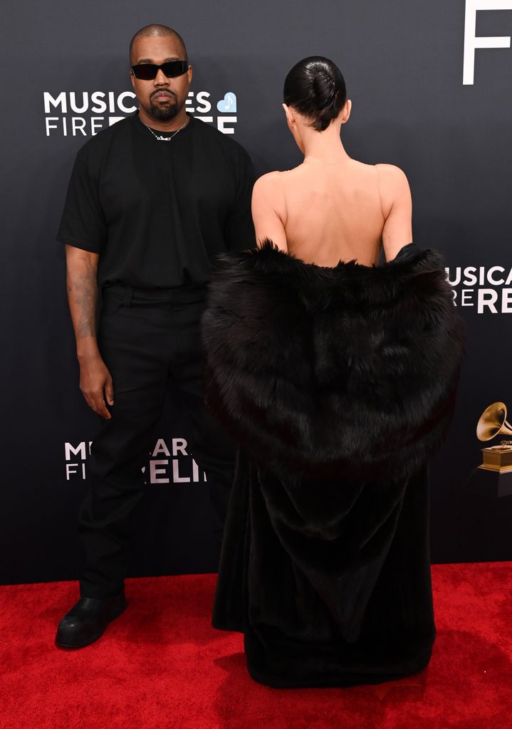 Bianca Censori se despojó de su abrigo en plena red carpet de los GRAMMYS 2025