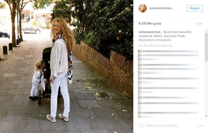 Vanesa Lorenzo pasea con sus hijas, Manuela y María, por las calles de Barcelona
