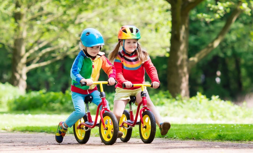 dos ni os montando en bici