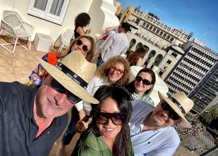 Pepa Gea junto a Carlos Herrera y más amigos en las Fallas de Valencia