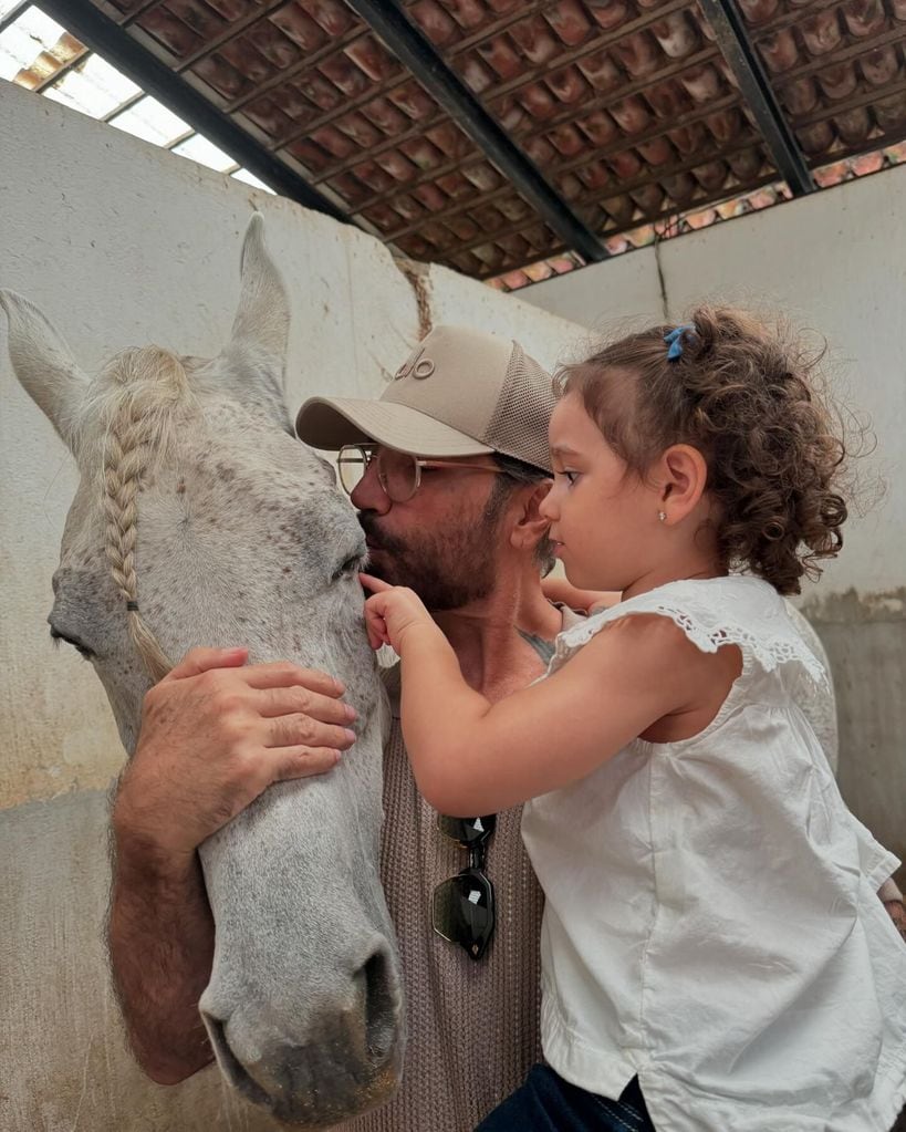 Alejandro Fernández y su nieta Cayetana.