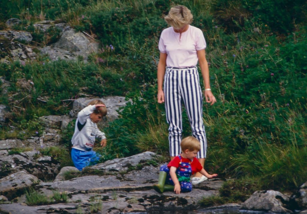 Diana de Gales, con los príncipes Guillermo y Harry en 1987 en Balmoral 
