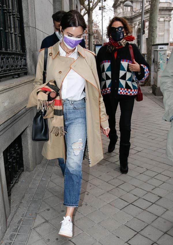 Pilar Rubio con gabardina y vaqueros