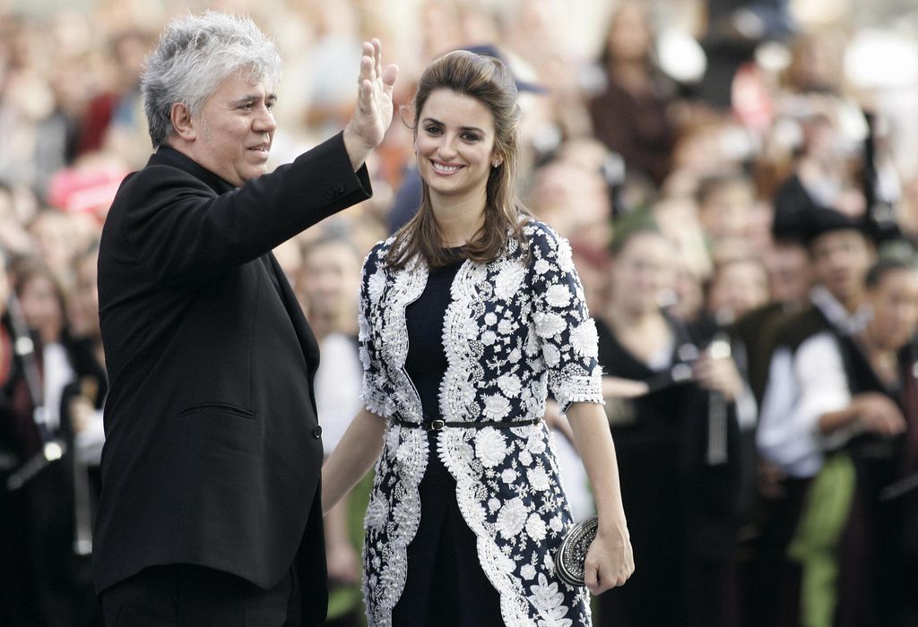 Penélope Cruz y Pedro Almodóvar en los Premios Príncipe de Asturias en 2006 en el teatro Campoamor de Oviedo