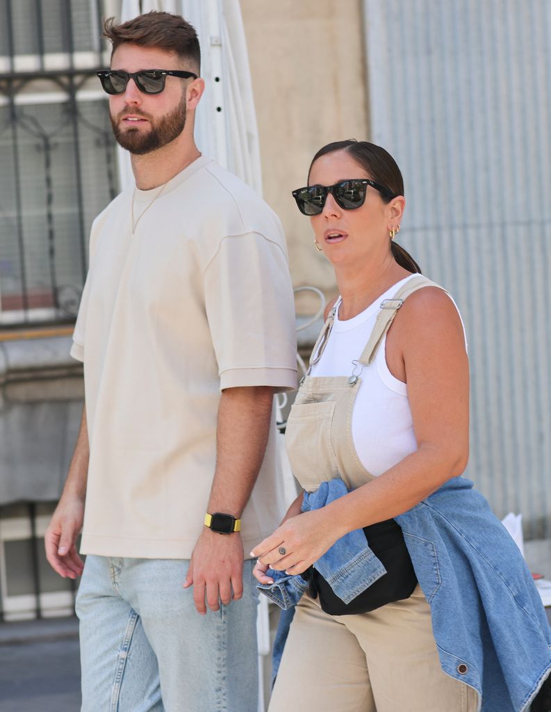 Anabel Pantoja y su chico, paseando por Madrid el pasado 11 de mayo