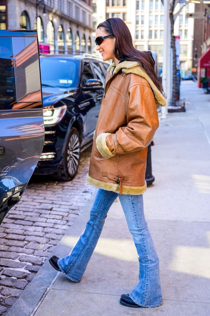 Bella Hadid sale a la calle en Nueva York con una abrigo de cuero color camello y jeans ajustados