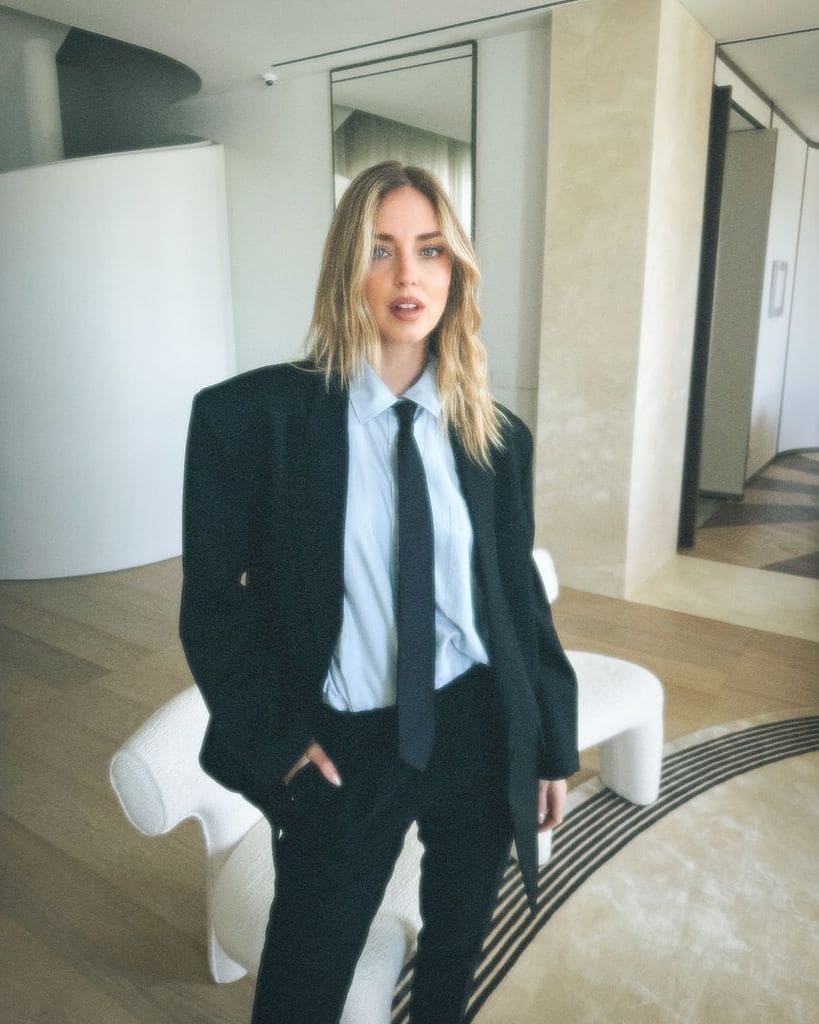 Chiara Ferragni con traje y mocasines