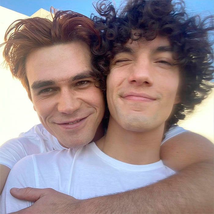 Jorge López y KJ Apa