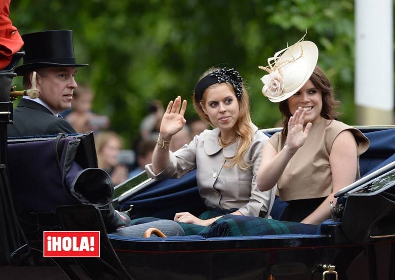 Príncipe Andrés con Beatriz y Eugenia de York