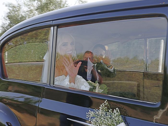 Imagen de Jordi Alba y Romarey Ventura a la salida de su boda