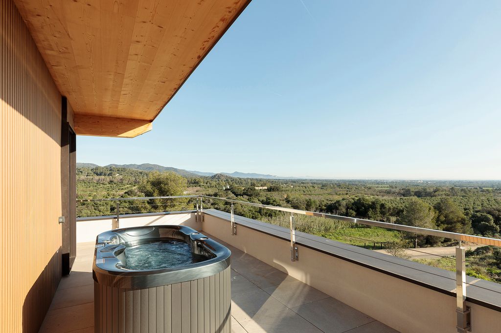 Terraza con jacuzzi y vistas al campo