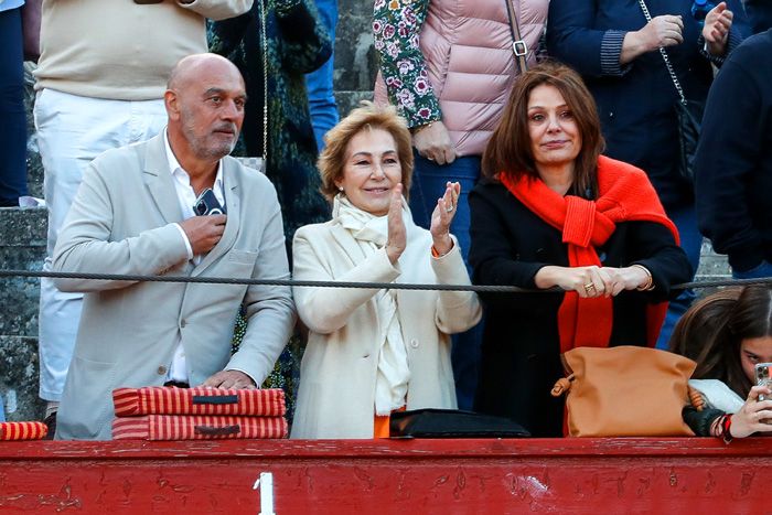 Ana Rosa Quintana, Juan Muñoz y Nuria González en los toros