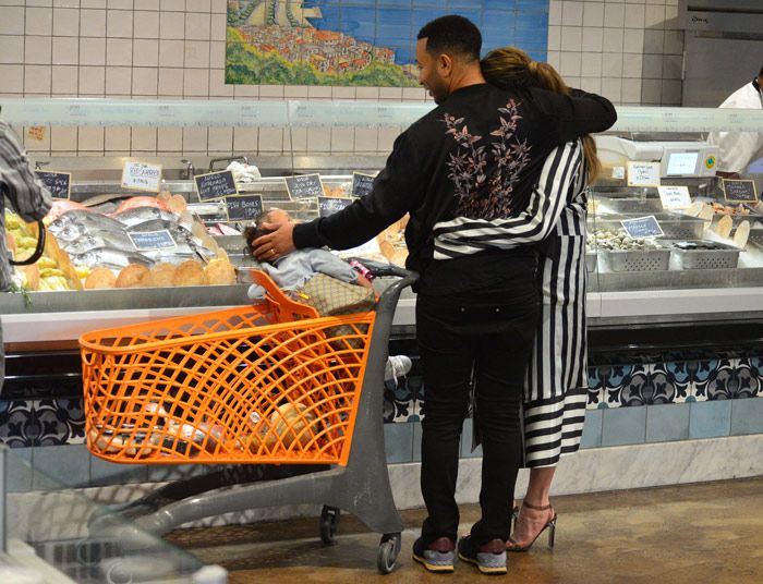 John Legend y Chrissy Teigen compran en el supermercado