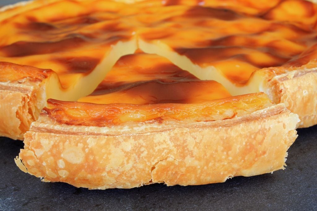 El 'flan pâtissier' también conocido como 'flan parisién' lleva una masa quebrada en la base, que se rellena con crema pastelera.