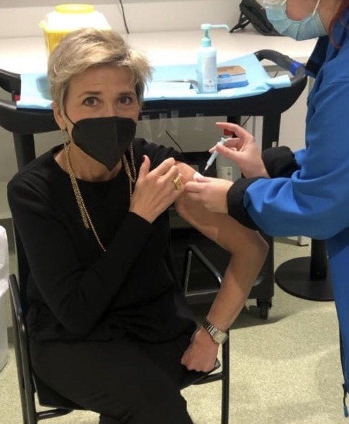 Julia Otero se pone la tercera dosis de la vacuna