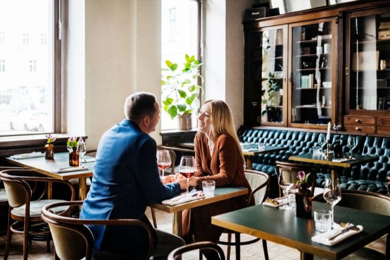 pareja restaurante