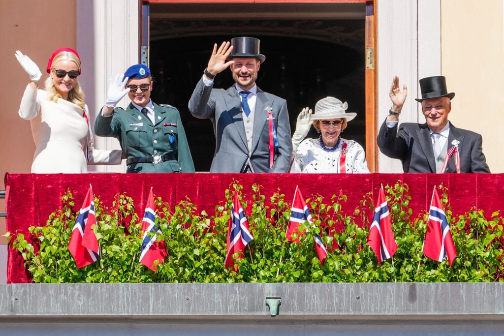 Los reyes de Noruega con los príncipes Haakon, Mette-Marit y la princesa Ingrid