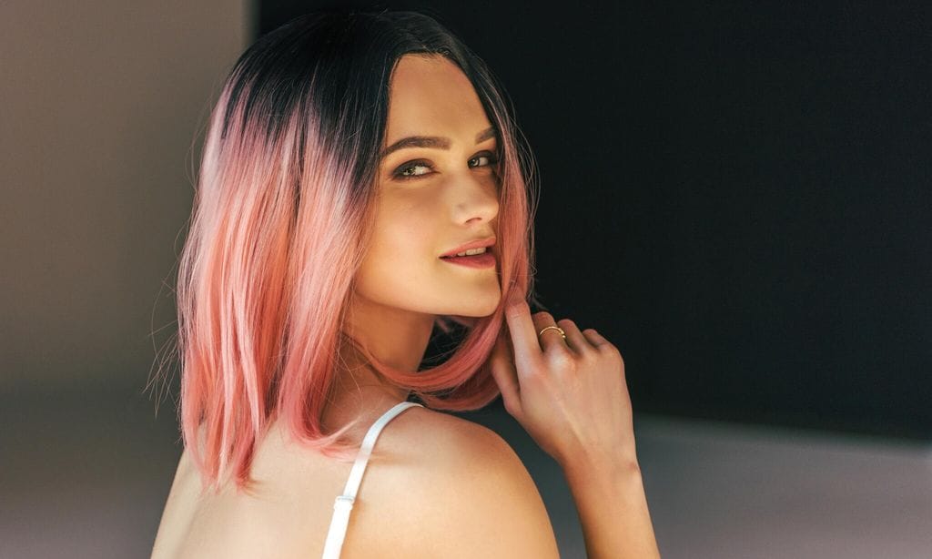 chica con el cabello rosado corte ombre