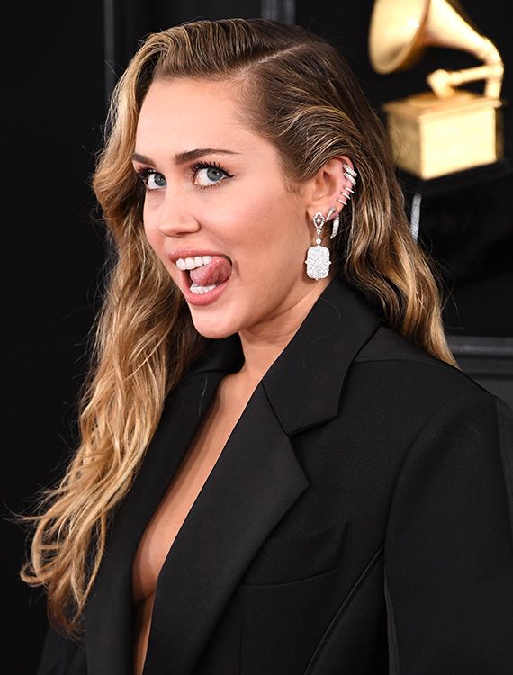 grammy 2019 miley cyrus traje negro 4a