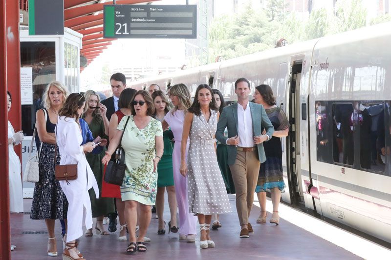 la reina con las acompañantes de la otan