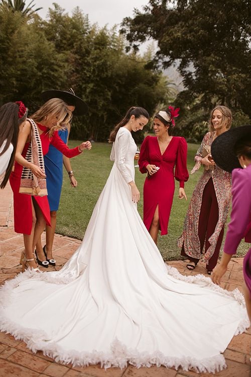 Vestido de novia sencillo con cola de plumas