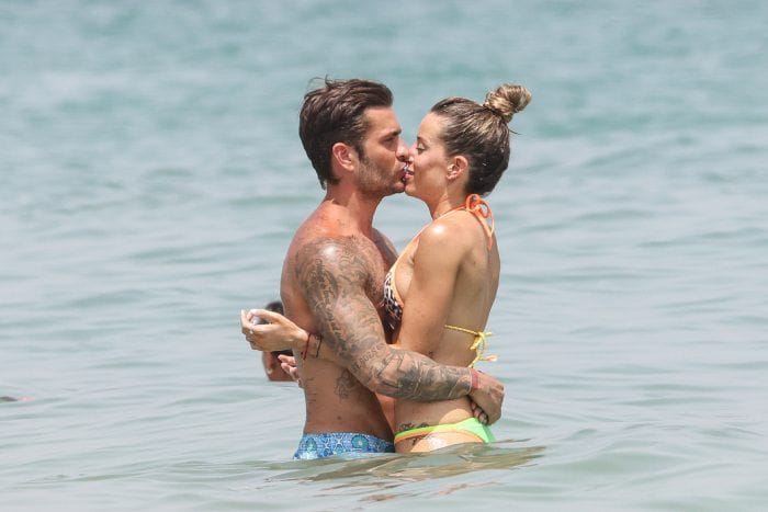 Beso de Rodri y Marta en Ibiza