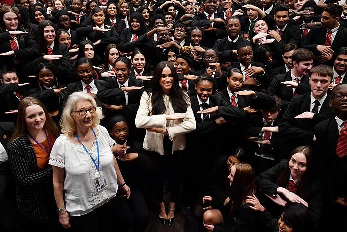 El inspirador discurso por la igualdad de la duquesa de Sussex en su visita sorpresa a un colegio