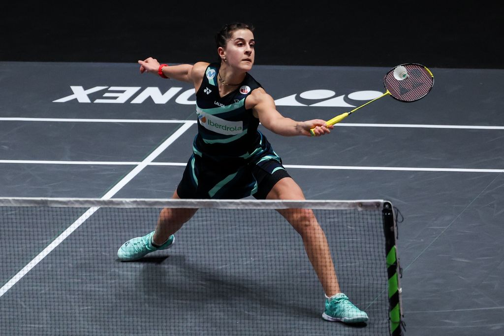 Carolina Marín compite en el partido de la Segunda Ronda de solteros femeninos contra Wang Ziyi de China durante el tercer día del Campeonato Abierto de Bádminton Yonex All England 2024