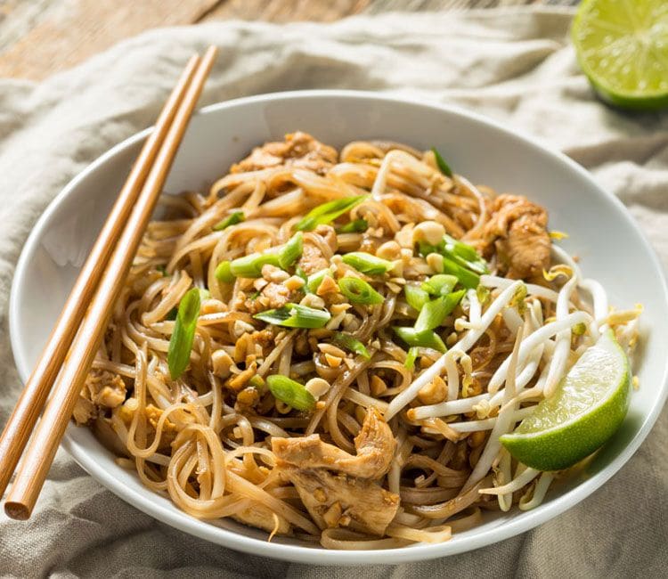 'Pad thai' de pollo con 'noodles' de arroz