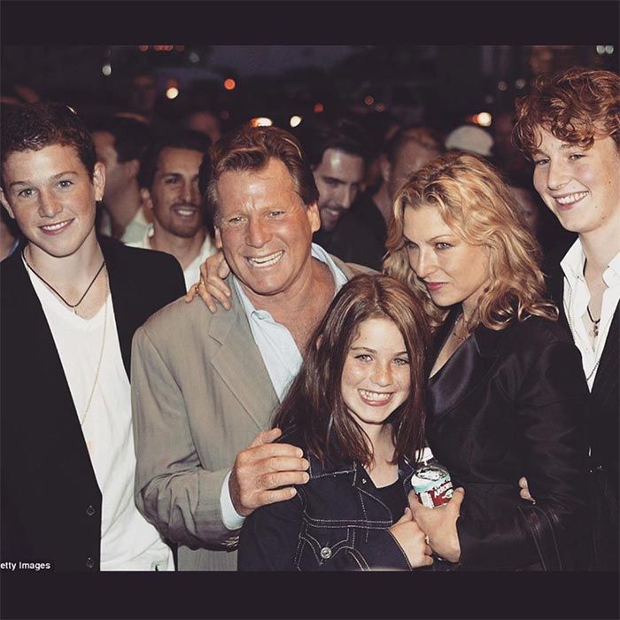 Ryan O'Neal junto a su hija Tatum y sus nietos en 2003