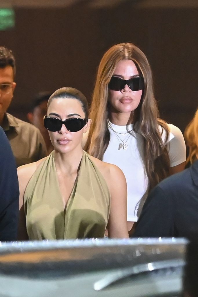 Kim y Khloe Kardashian llegan a la India para la boda del multimillonario Anant Ambani