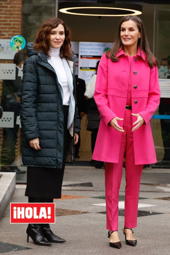 Reina Letizia abrigo fucsia