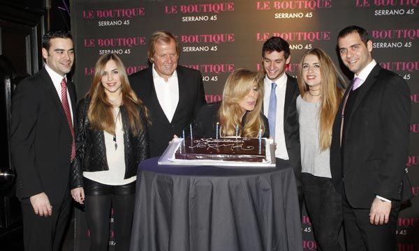 Norma con sus hijos, sus sobrinas y Matthias, con los que celebró su cumpleaños en Madrid hace unas semanas
