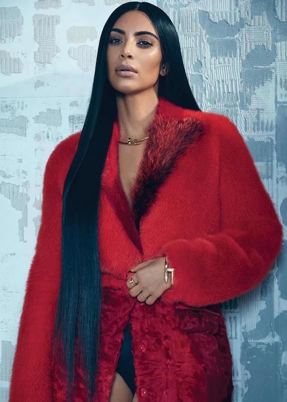 Kim Kardashian con melena glossy y traje rojo
