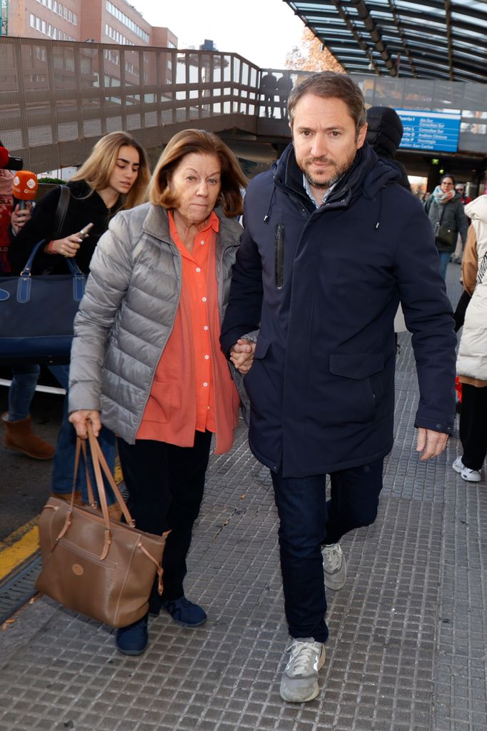 Natalia Figueroa llega junto a su nieta, Manuela Arenzana, y su hijo Manuel Martos al hospital San Carlos para visitar a Raphael tras su ingreso hospitalario, a 18 de diciembre de 2024, en Madrid 