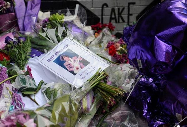 Vista de flores y globos dejadas por varios fans en la discoteca donde debutó el cantante Prince, First Avenue, en Minneapolis, Minnesota, Estados Unidos
