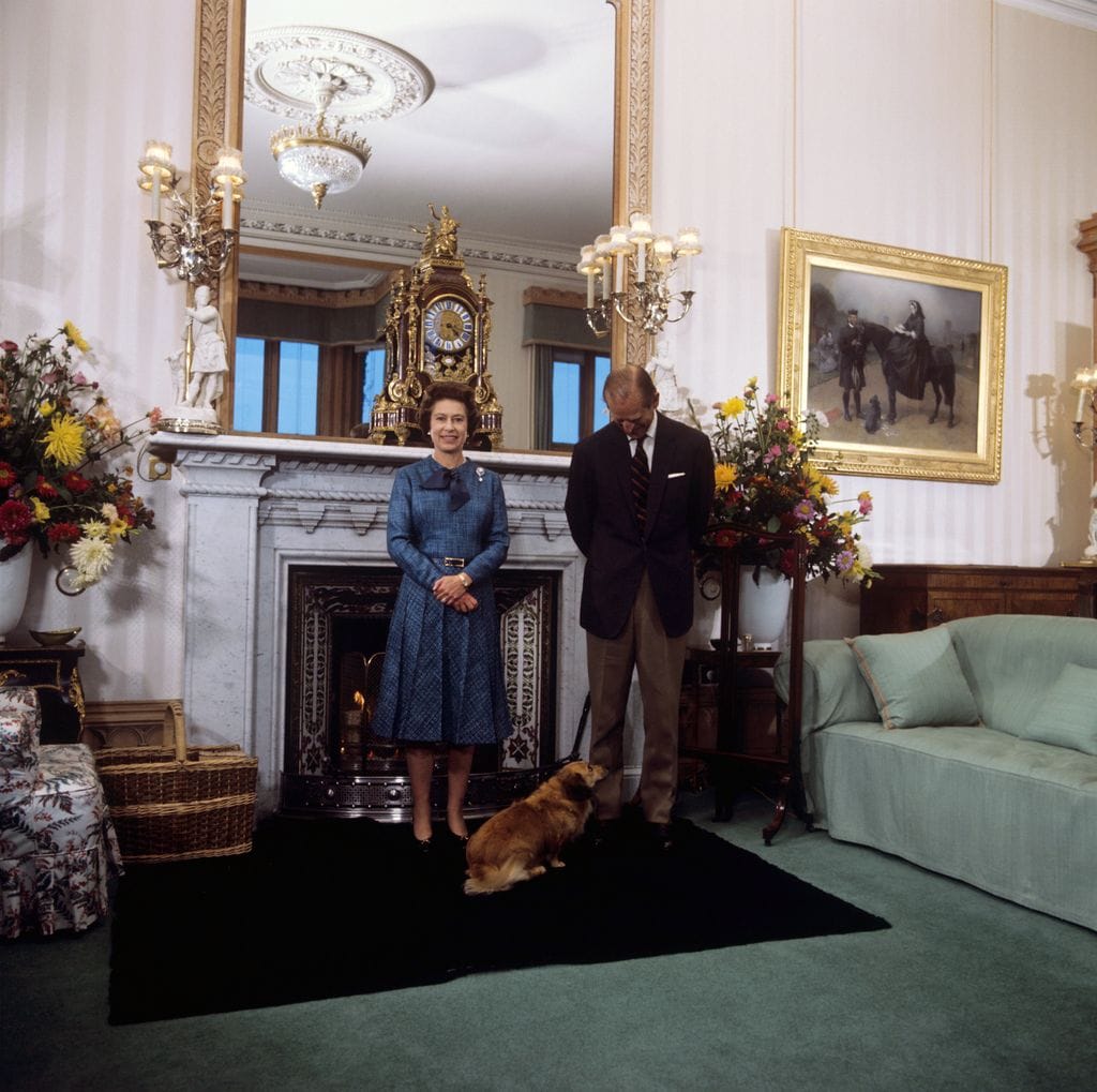 Isabel II y Felipe de Edimburgo en uno de los salones de Balmoral 