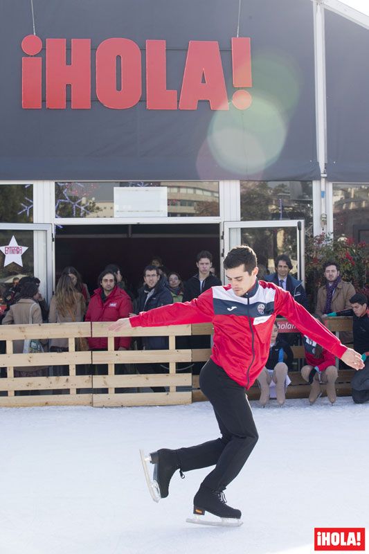 Javier Fernández, probando el hielo durante el ensayo
