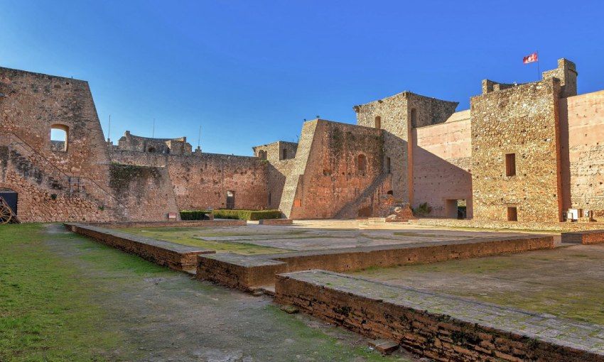 castillo historico en la ciudad de niebla huelva