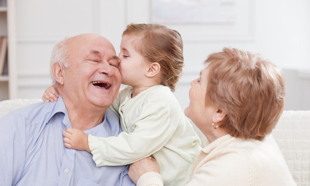 abuelos felices con su nieto