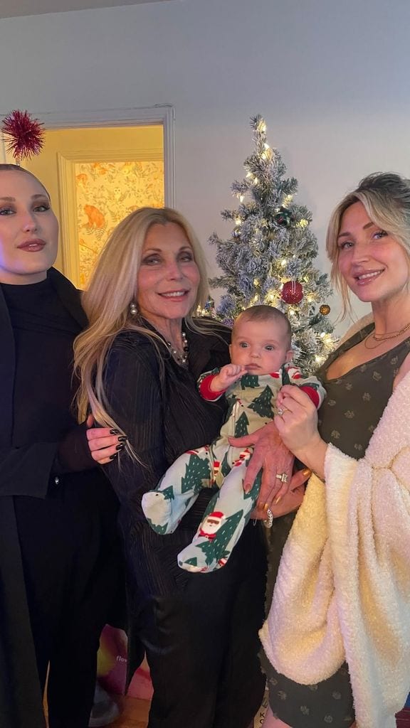 Esta es una de las últimas publicaciones de Pamela Bach-Hasselhoff, corresponde a las Navidades de 2024, con sus hijas y su nieta