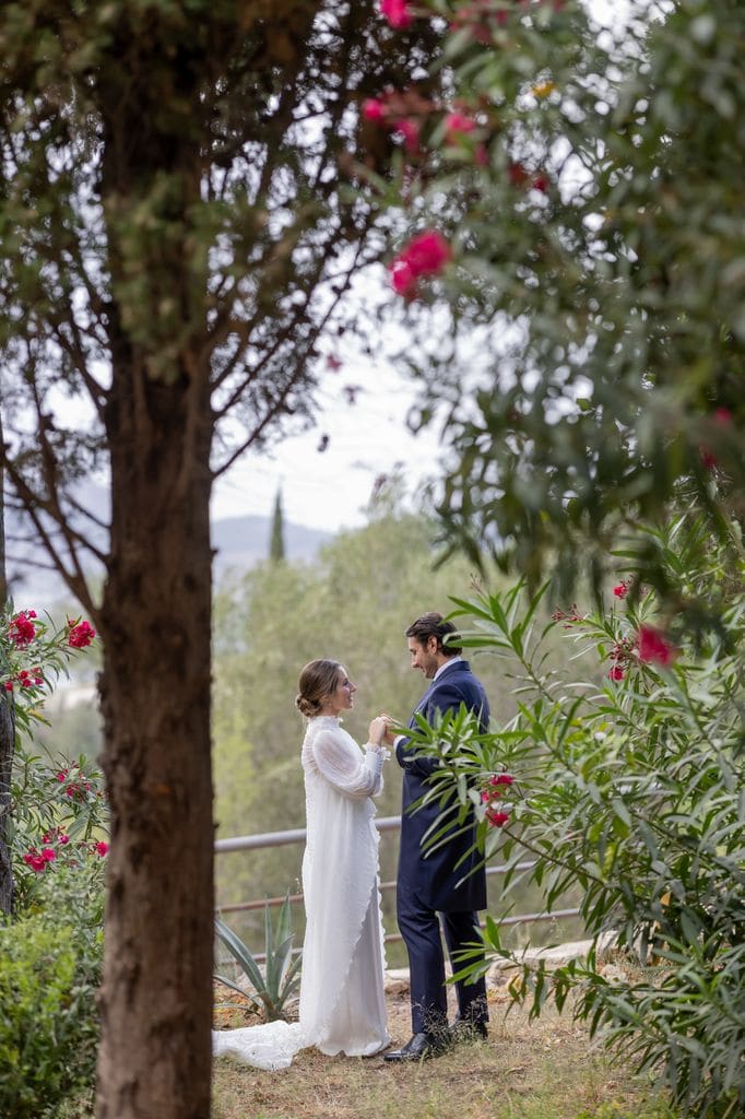 Vestido de novia con capa de Sara Omatos