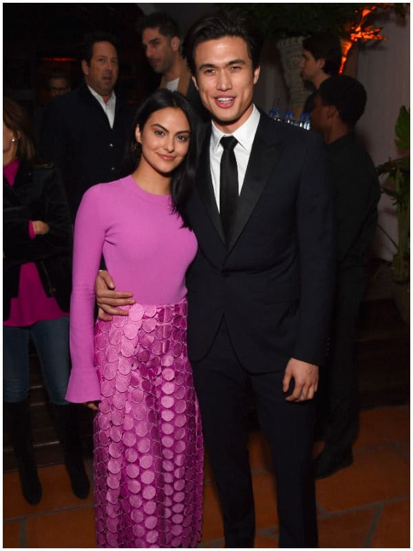 Camila Mendes y Charles Melton